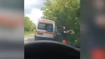 Halucinant! O angajată a oprit ambulanţa ca să culeagă flori de soc