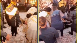 Un preot din Suceava s-a trântit în fața cimitirului pentru a opri o înmormântare. Scene ireale petrecute la Gura Solcii