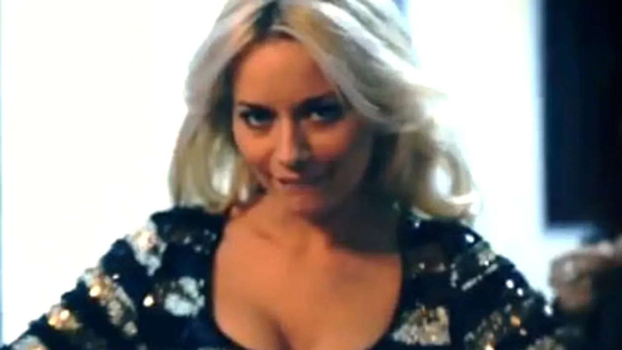 VIDEO Laura Cosoi, în rol de femme fatale pentru o reclamă la bijuterii. Uite cât de sexy e şi ce decolteu imens a avut la filmări