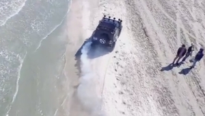 Credeai că le-ai văzut pe toate? Ce a putut să facă un cocalar cu land Rover pe plaja din Mamaia!