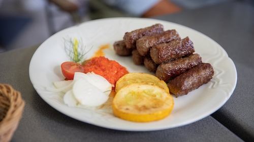 A doborât orice record de 1 Mai! Câți mici a putut să comande un român la o terasă din Piața Obor