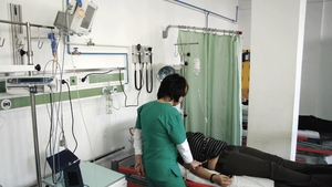 O poliţistă şi fostul său superior la spital, după ce femeia l-ar fi înjunghiat pe bărbat în abdomen