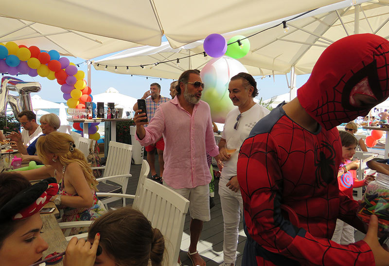 „Bad-Boy din PSD” şi-a sărbătorit fiul la mare. Petrecere ca-n filme pe plaja milionarilor. Imagini exclusive