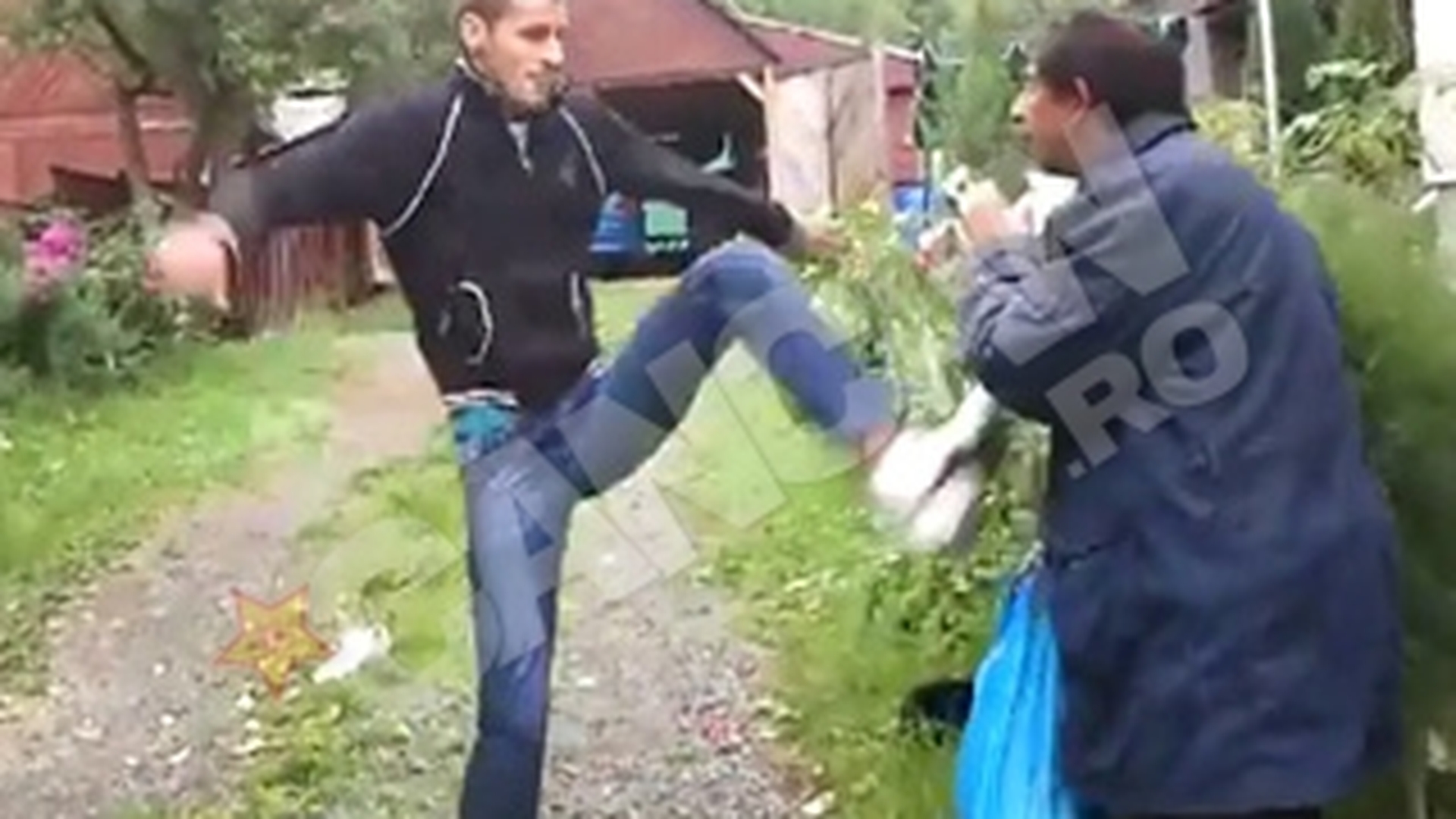Nu Dumnezeu te bate daca furi! Hotul asta a fost snopit in bataie pentru o pereche de adidasi ieftini furati dintr-o curte!