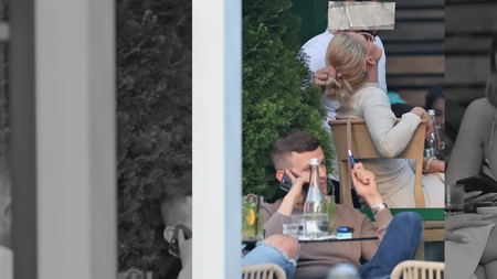 Iuliana Pepene a ”combinat” un asistent TV! NU E COVE. Știrista are porniri sado-maso chiar în restaurant! O trage de păr și o…