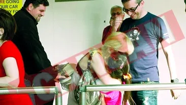 Scene de maxima tandrete pe aeroport