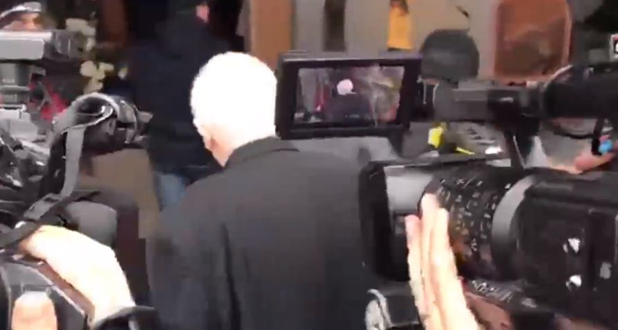Colegii şi prietenii au venit să-şi ia rămas bun de la Stela Popescu! CANCAN.ro transmite imagini live de la priveghi