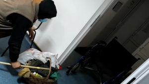 Imagini cutremurătoare! Un bătrân este lăsat să zacă ore întregi pe holurile unui spital