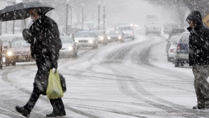 Încă nu scăpăm complet de iarnă! Meteorologii avertizează: în weekend se întorc ploile şi ninsorile