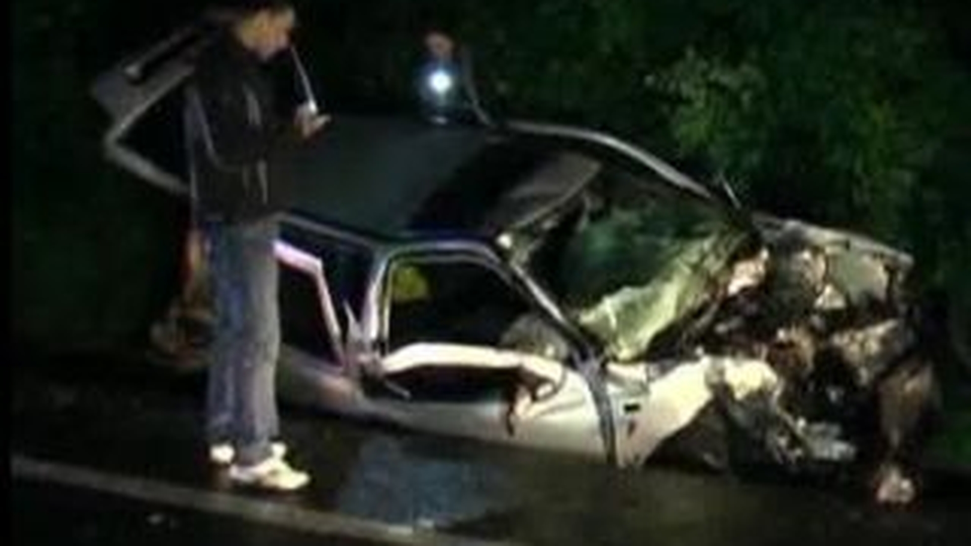 Trei tineri si-au pierdut viata dupa ce masina in care se aflau a fost spulberata de un microbuz