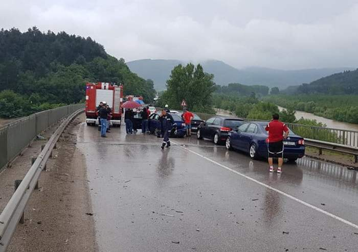 Un român a murit, soţia şi copilul lui sunt în comă, după un accident înfiorător în Bulgaria! Au fost implicate 4 autoturisme şi un TIR