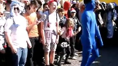 Isteria Harlem Shake a ajuns si la Cluj! Peste 3.000 de oameni au dansat astăzi în centrul orasului, costumati cât mai inedit