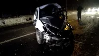 Accident violent în Târgu Mureș! Doi răniți grav, după ce mașina în care erau s-a izbit de un cap de pod și s-a răsturnat