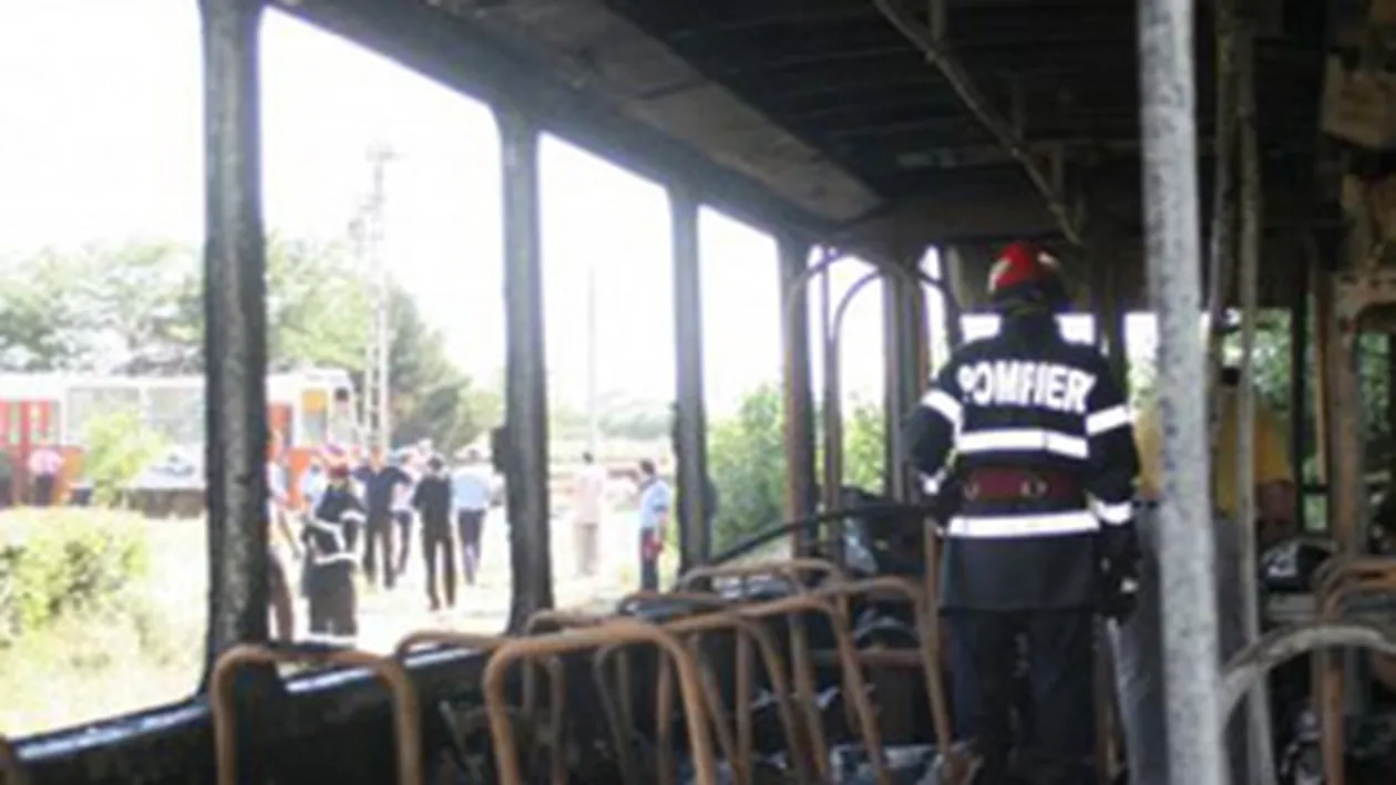 Un tramvai a luat foc si a ars aproape in intregime la marginea Craiovei!