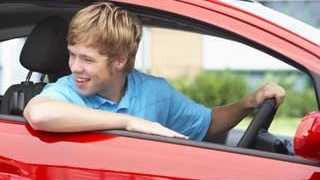Un adolescent de 16 ani a furat o masina dintr-un targ auto