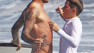 Batalie intre David Beckham si fiul sau: Cine-i mai cocos?