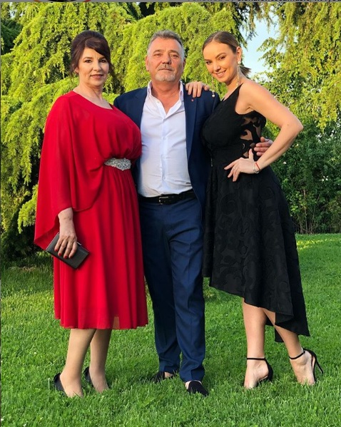 Roxana Ionescu, mândră de burtica de gravidă. În ce ipostază sexy s-a pozat “Mama Natură”