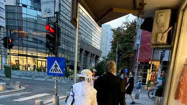 Poveste emoționantă devenită virală pe internet! Doi bătrâni pe Calea Victoriei țindu-se de mână „Unde vrei să mergem, iubita mea?”
