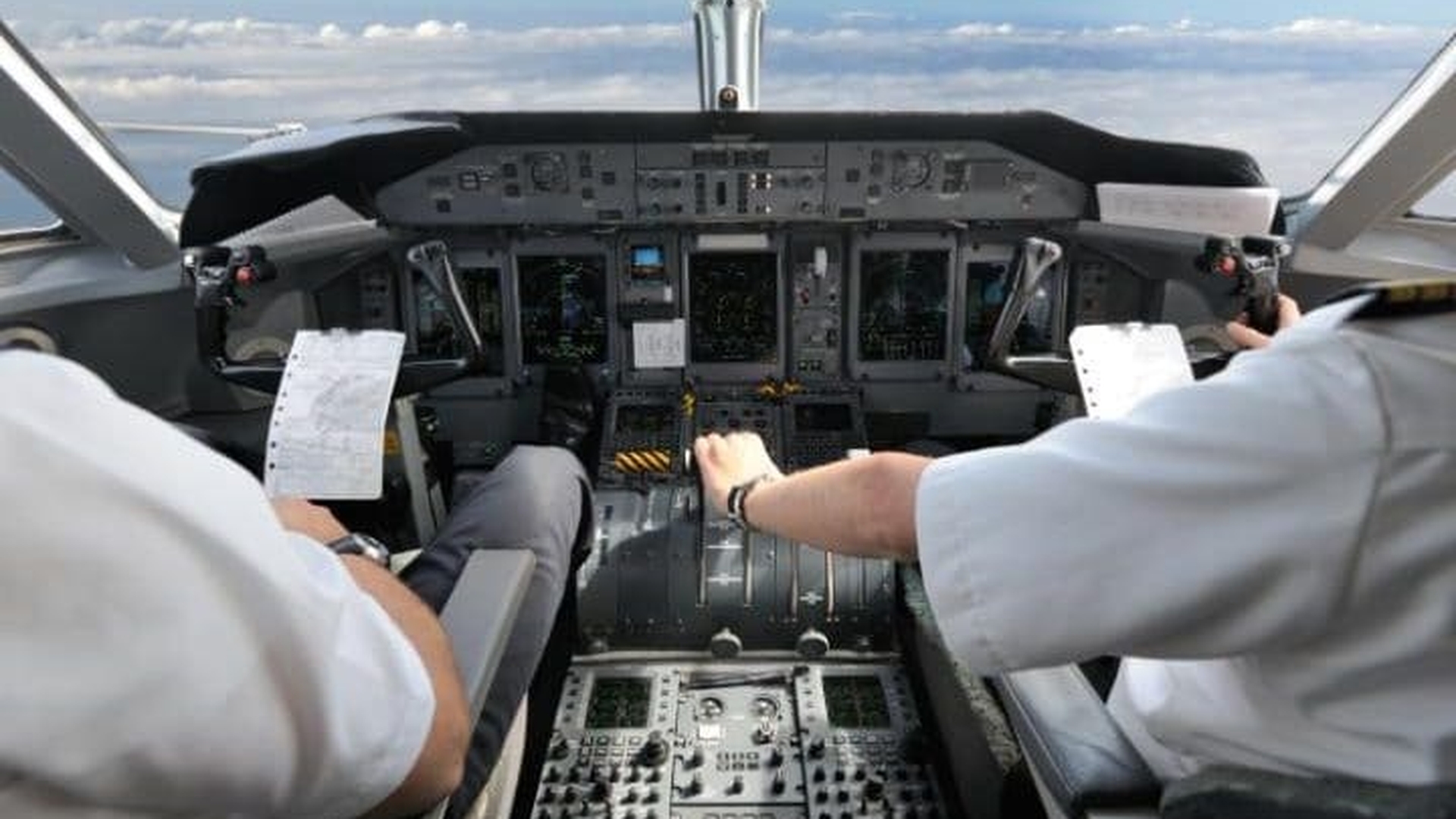 Pilotul unui avion a fost arestat chiar în cabina avionului, după ce a fost depistat cu o alcoolemie record