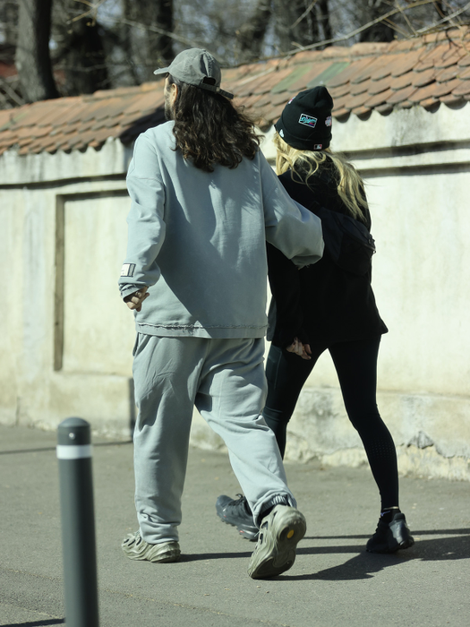 Cei doi au mers pe jos pe străzile din București / (Sursa: CANCAN.RO)