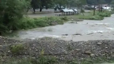 Zeci de morti si sute de oameni evacuati in urma inundatiilor din Moldova