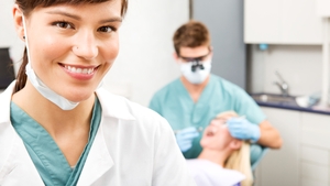 Descoperire uluitoare a dentiştilor americani: ăsta e alimentul care elimină guma de mestecat