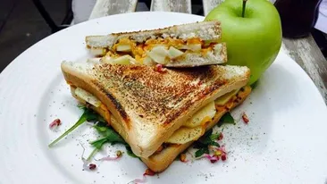 O femeie a comandat o caserolă de sandvișuri la un supermarket, dar a rămas fără cuvinte de ce a primit! A crezut că e bătaie de joc