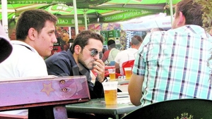 Fostul iubit al Oanei Zavoranu pierde vremea in Piata Obor! Vinde vin si cumpara bere