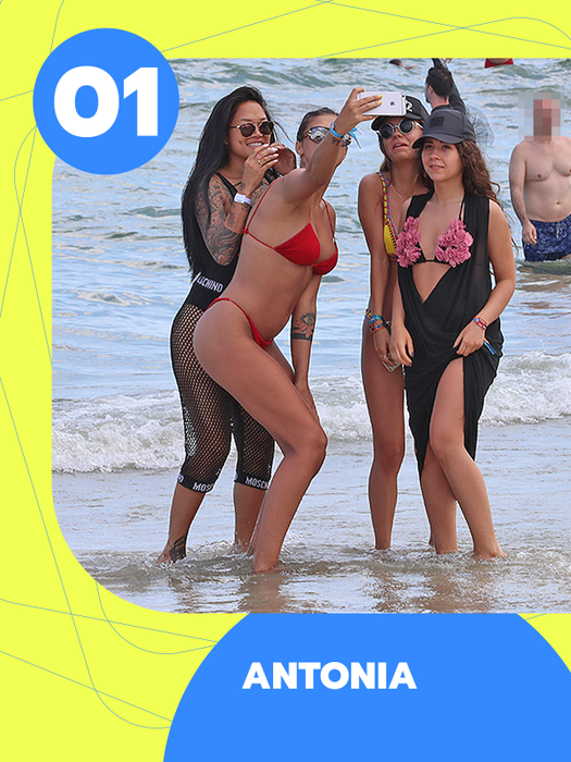 Bianca Drăgușanu, Adelina Pestrițu și Lora și-au făcut zeci de selfie-uri. Intră în acțiune Top 30 dive care au găsit unghiul perfect