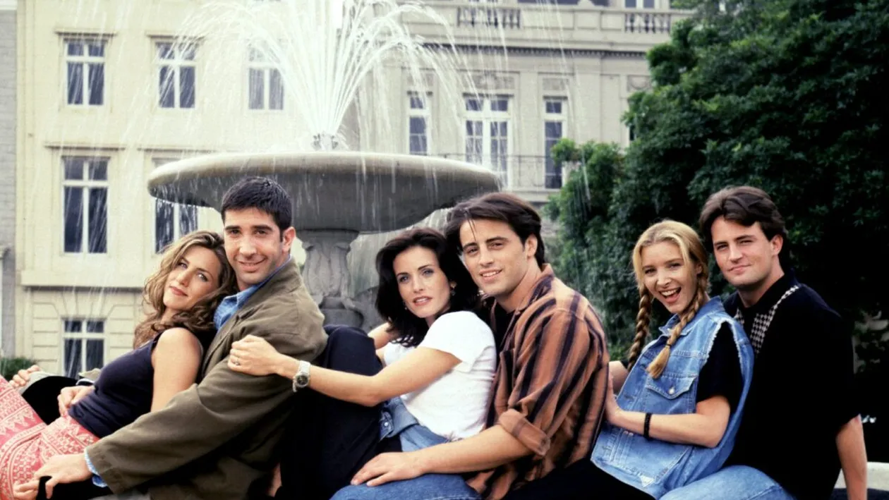 La un an de la moartea lui Matthew Perry, o colegă din Friends încearcă să ia legătura cu el...