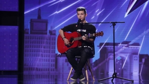 Un tânăr de 20 de ani și-a pus sufletul pe tavă și i-a impresionat pe jurații de la ”Românii au talent”