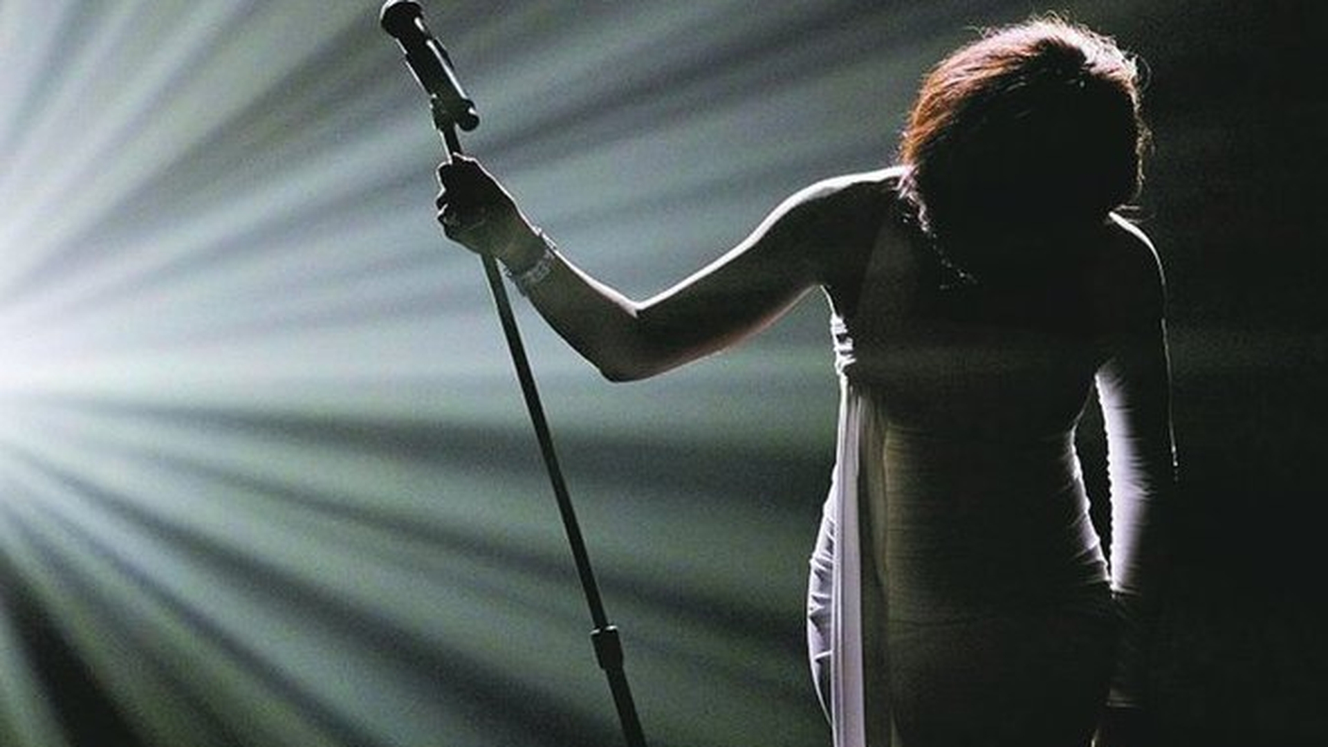 Marirea si decaderea unei mari dive. ADIO, WHITNEY...