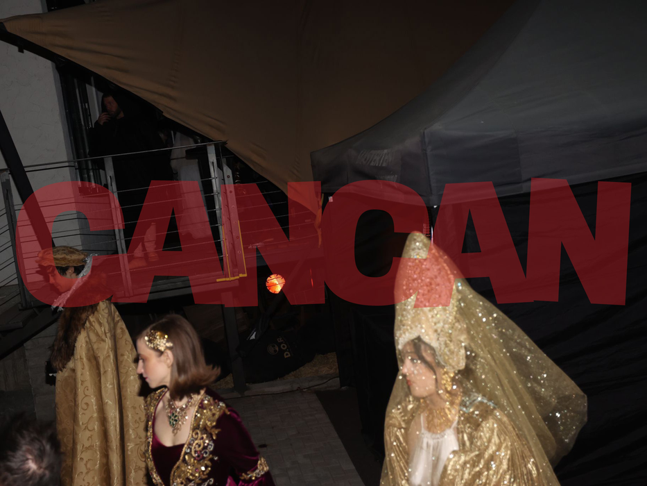 Parada ținutelor inedite! Invitații lui Musk ”fierb”! Începe mega-party-ul la Castelul Bran (Foto: CANCAN.RO)