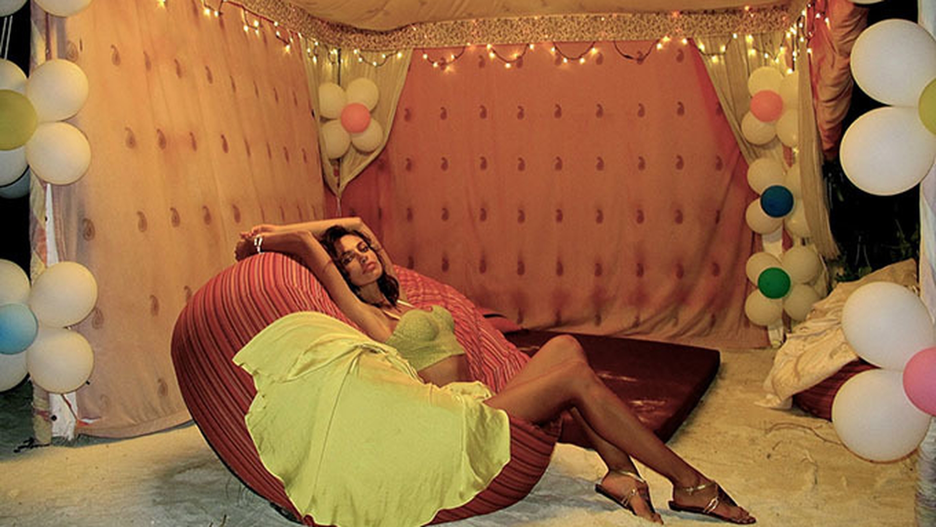 MĂDĂLINA GHENEA, mai sexy decât a fost până acum! Şi-a zăpăcit fanii cu un decolteu ameţitor!