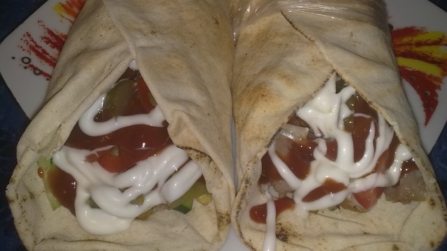 Nu credeai ca ai sa vezi vreodata asa ceva. E impachetata in lipie si e plina de ciocolata!