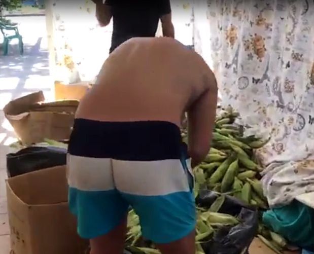 După ce vei vedea asta, nu vei mai mânca niciodată! Cum e pregătit, de fapt, porumbul fiert vândut pe plajele de lux din Mamaia