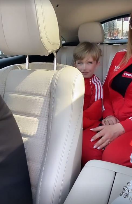 Bianca Drăgușanu, buchet de trandafiri de la Alex Bodi? El o răsfață des pe Daria Radionova cu astfel de surprize