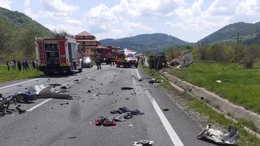 Tragedie de 1 mai pe un drum din Caraș-Severin! O persoană și-a pierdut viața, într-un accident cu cinci autovehicule