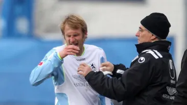 Pericolul de a fi fotbalist! S-a ales cu nasul fracturat după ce a fost lovit din greşeală de arbitru!