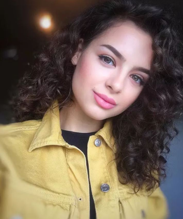 Oana Ciocan are 26 de ani