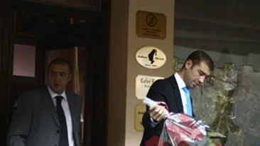 S-a dus cu flori la Parlament!