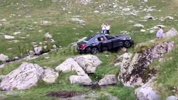 Cum a fost scos un BMW căzut în prăpastie pe Transfăgărăşan. A fost nevoie de un...