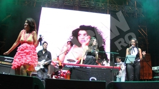 5.000 de romani i-au adus tribut cantaretei Amy Winehouse