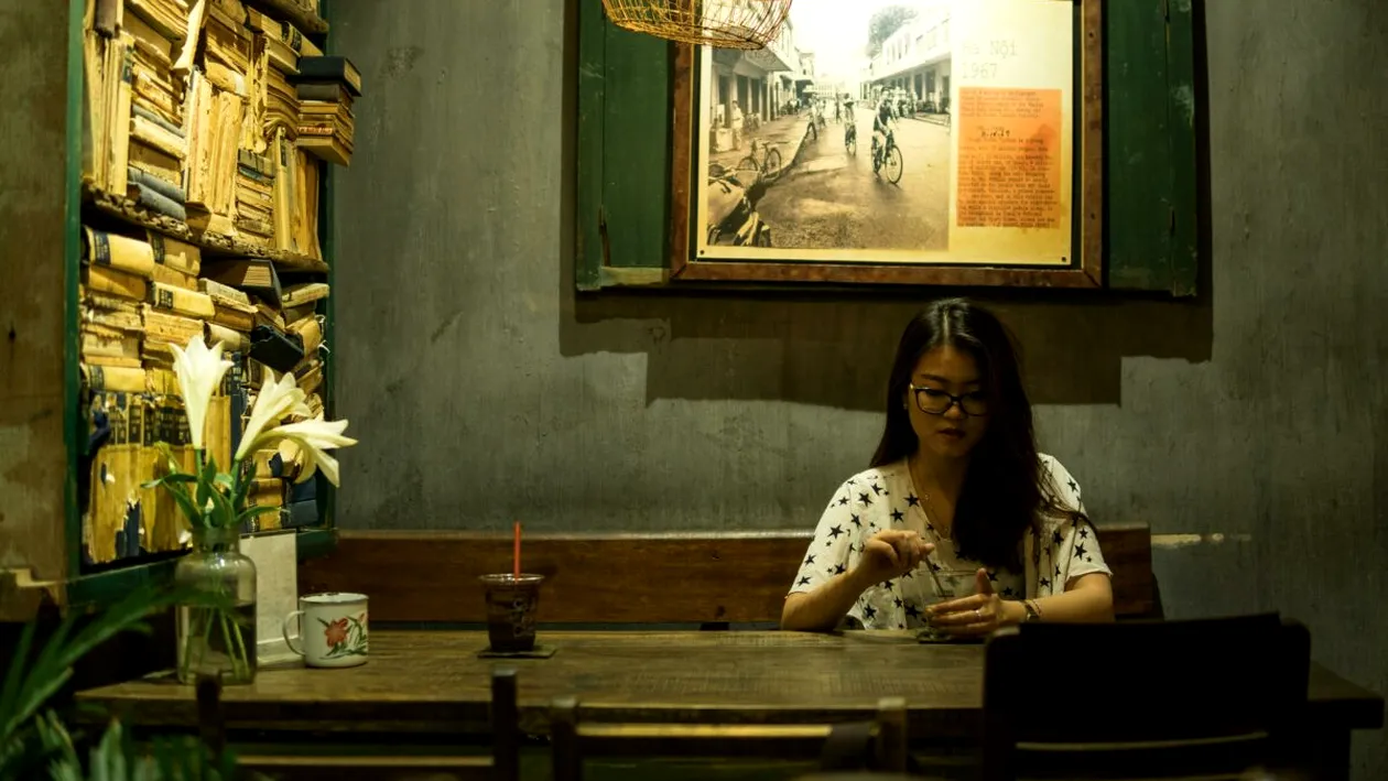 De ce tot mai mulți tineri preferă să mănânce singuri la prânz? Trendul care a alarmat angajatorii din Franța