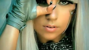 Poţi s-o bagi în buzunar! Fără tocurile imense, Lady Gaga e o adevărată pitică! Uite-o ce micuţă e în realitate!