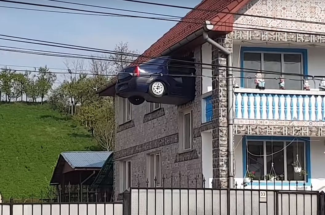 Nu, nu e Photoshop! Un român și-a zidit Loganul într-unul dintre pereții casei