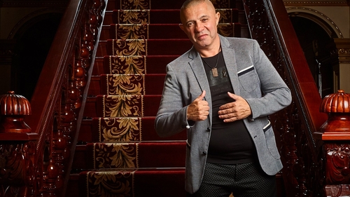 Nicolae Guță, apariție de senzație la un concert. Ce „coroană” a purtat „regele”