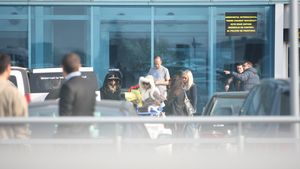 Kat DeLuna, rasfatata in Romania! Costi Ionita a asteptat-o cu flori la aeroport si a facut pe ghidul pentru artista!