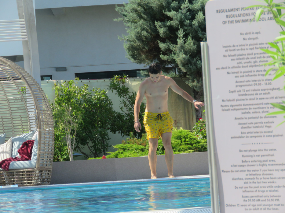 Cum s-a relaxat Selly la piscină, alături de prieteni