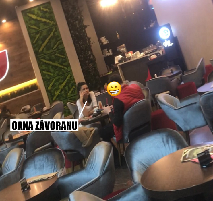Oana Zăvoranu alături de un tânăr manierat la mall